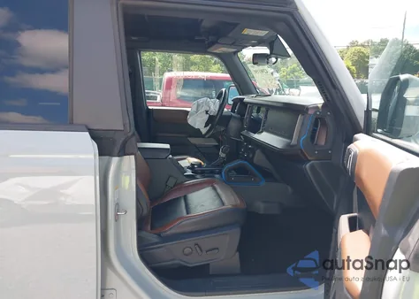 2022 Ford Bronco Big Bend/Black Diamond/Outer Banks z USA, uszkodzony, nr VIN 1FMEE5BP0NLB63537